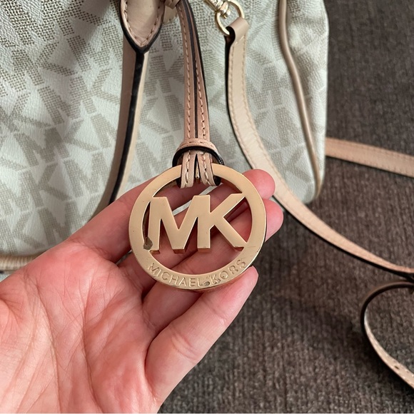 Michael Kors Logo sachet bag - Picture 5 of 12